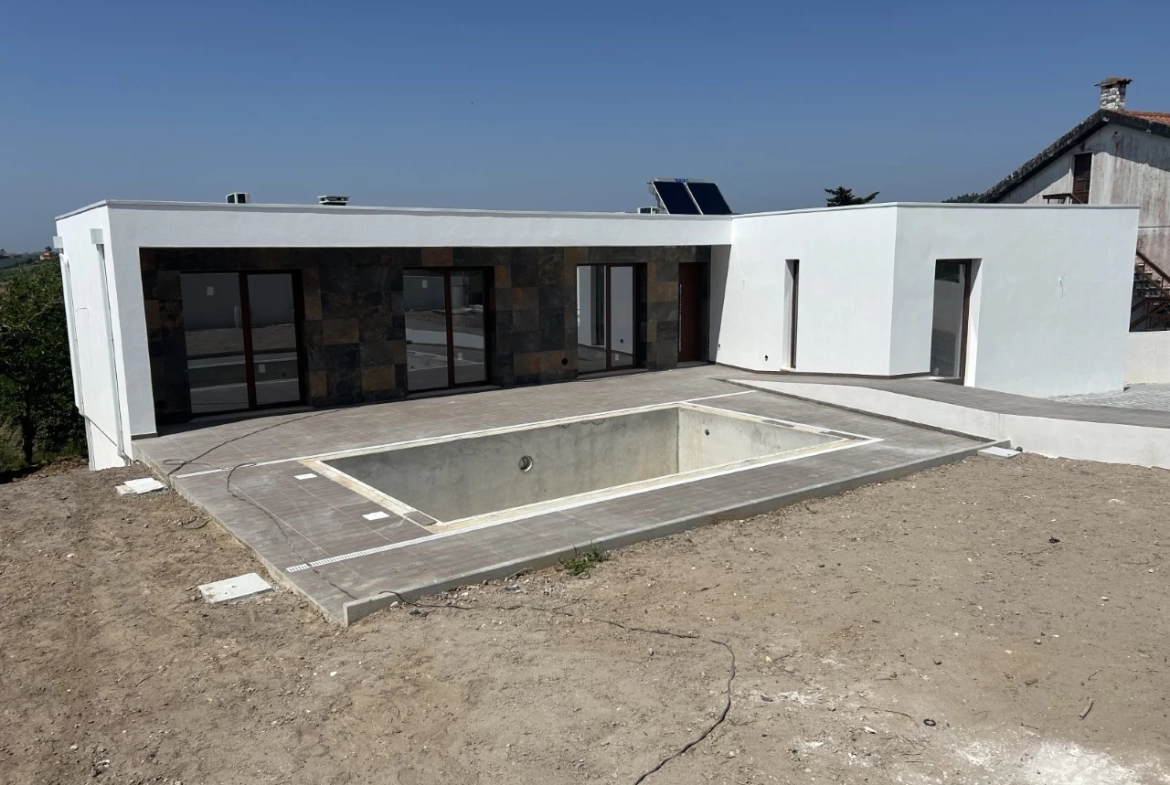 Magnifica moradia contemporânea em fase de acabamentos