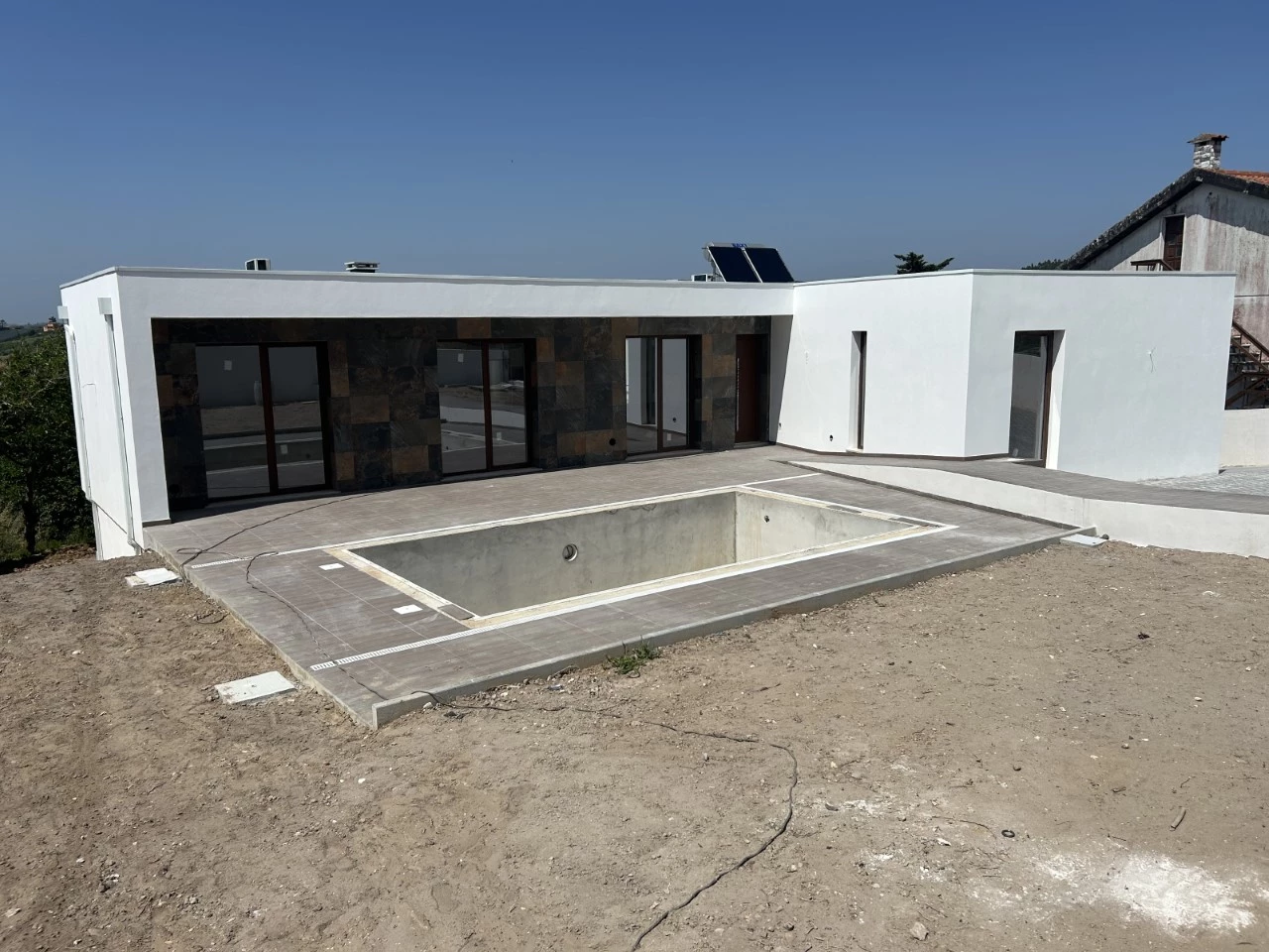 Magnifica moradia contemporânea em fase de acabamentos