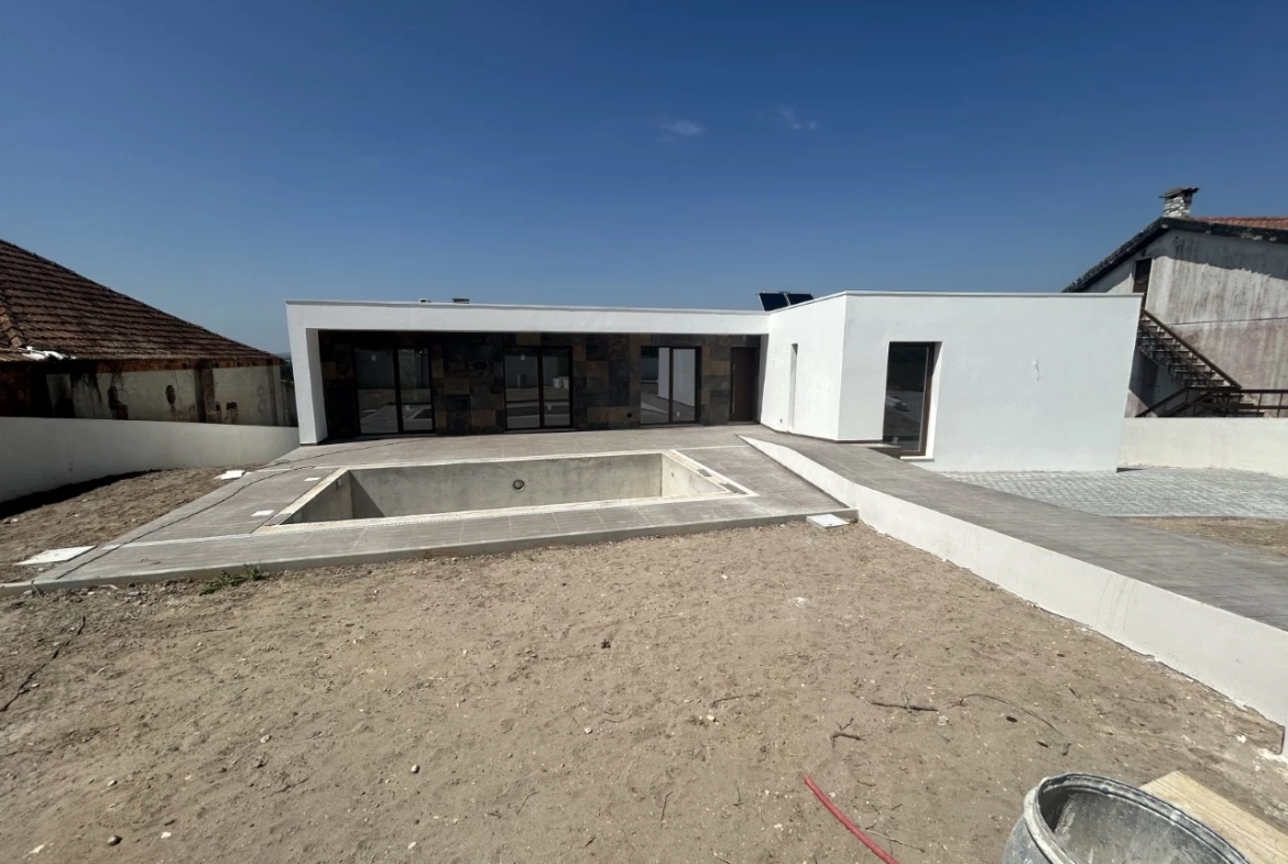 Magnifica moradia contemporânea em fase de acabamentos
