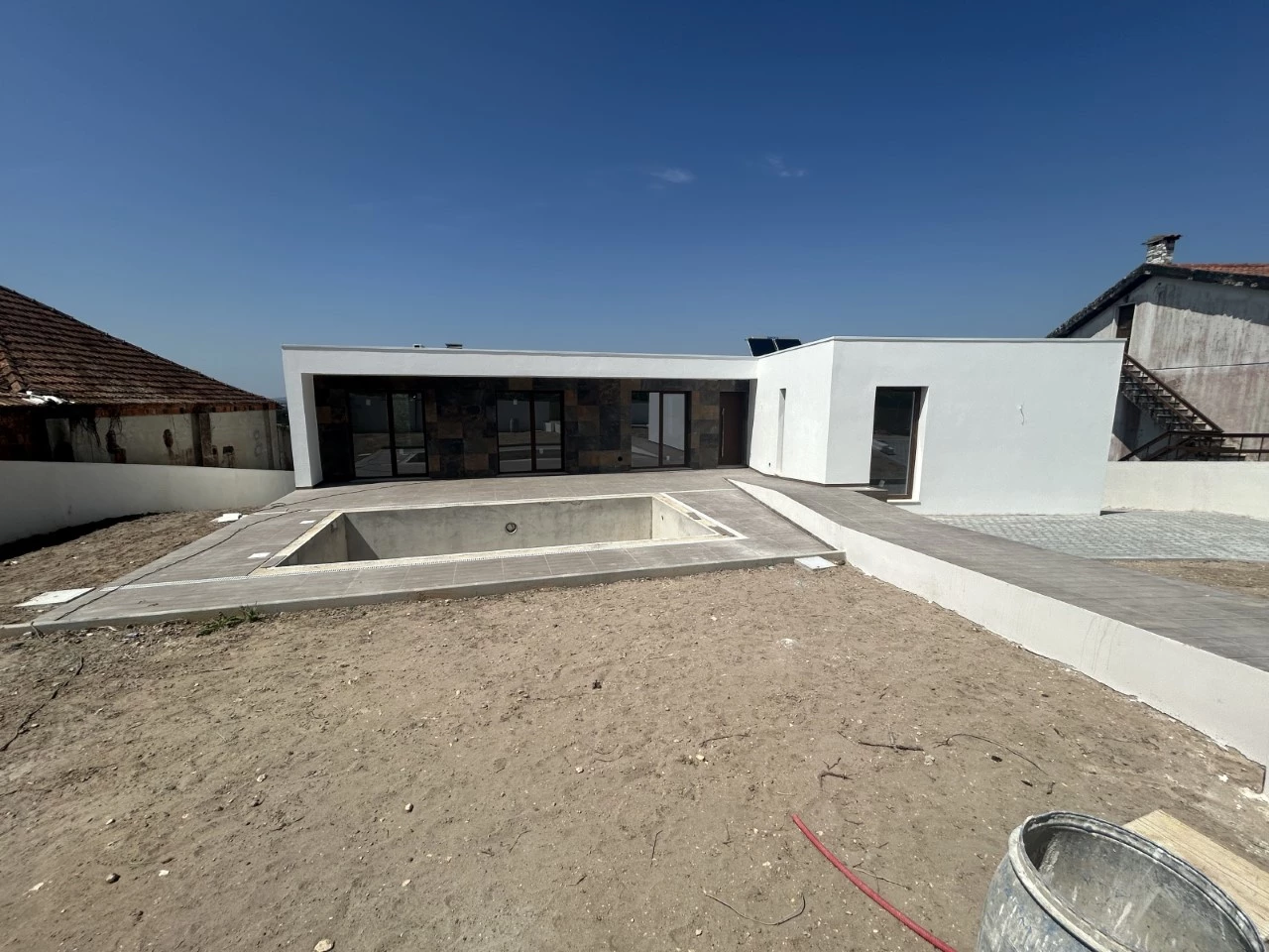 Magnifica moradia contemporânea em fase de acabamentos