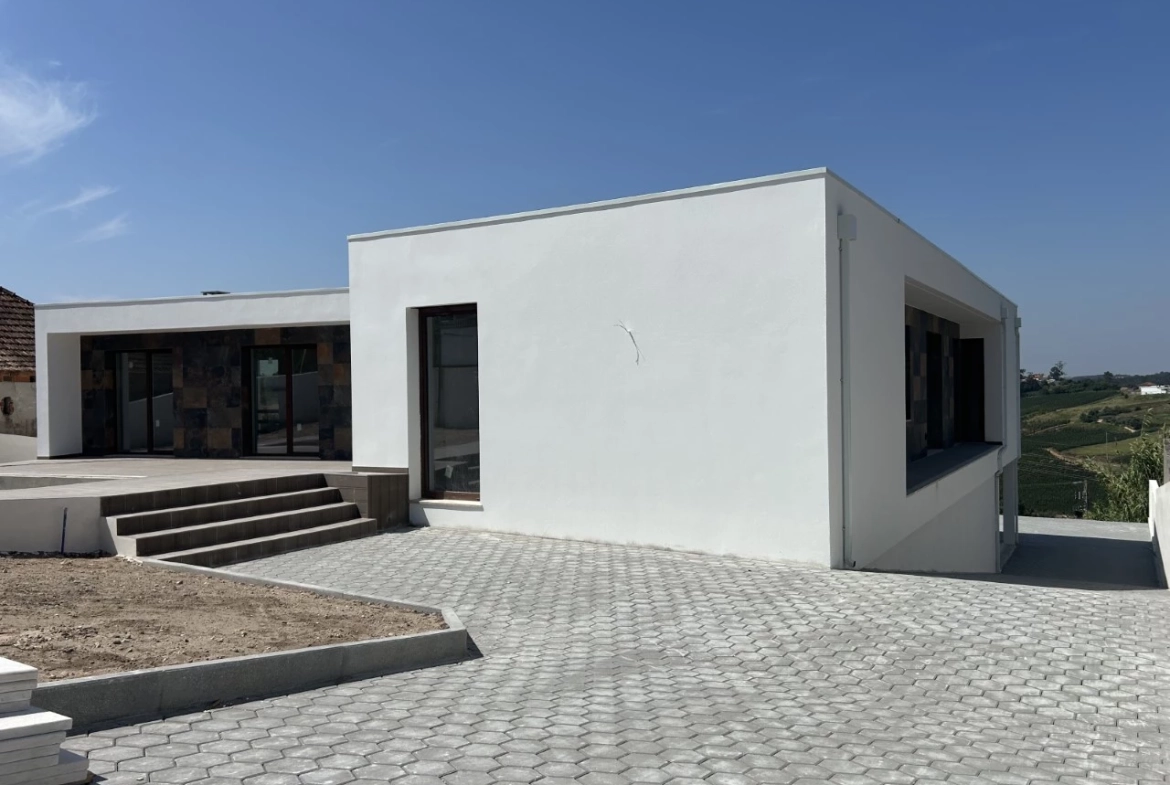 Magnifica moradia contemporânea em fase de acabamentos