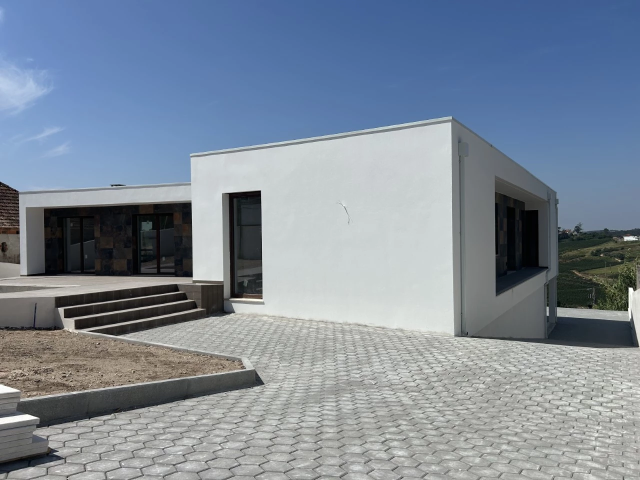 Magnifica moradia contemporânea em fase de acabamentos