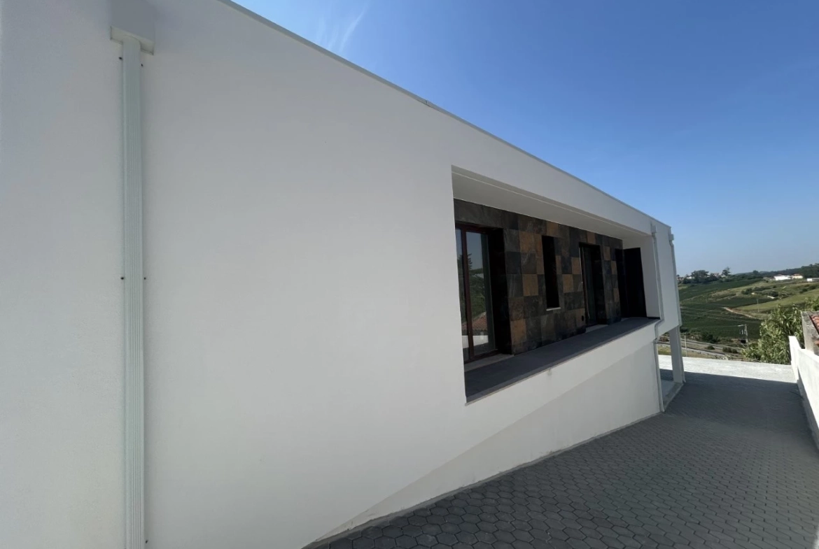 Magnifica moradia contemporânea em fase de acabamentos