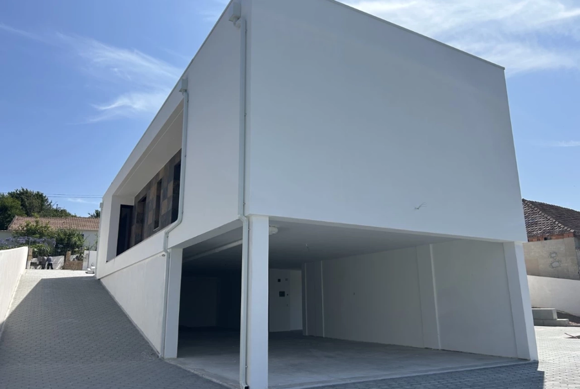Magnifica moradia contemporânea em fase de acabamentos