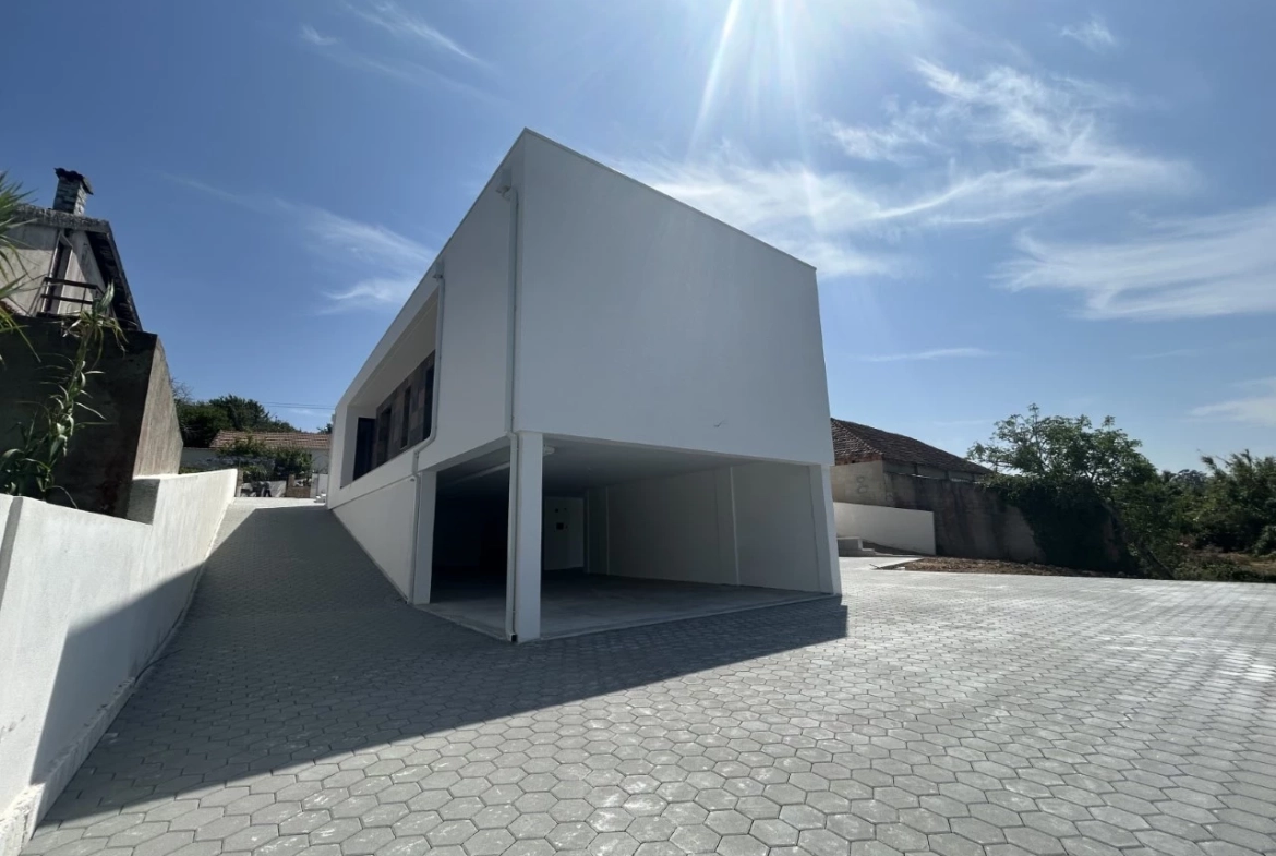Magnifica moradia contemporânea em fase de acabamentos