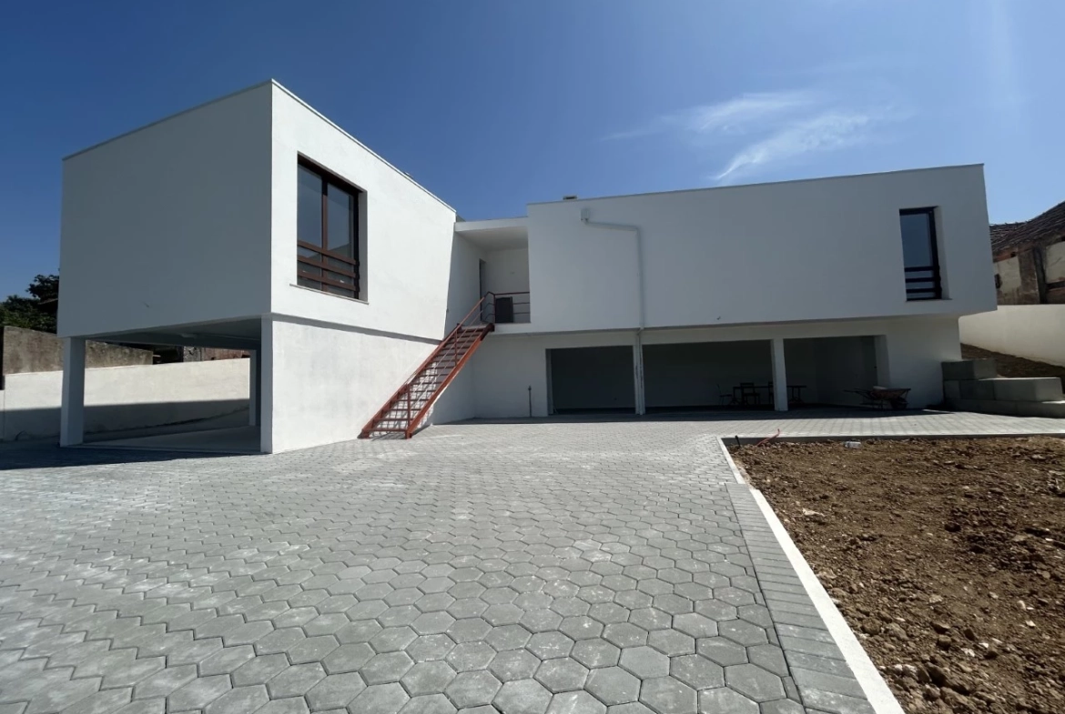 Magnifica moradia contemporânea em fase de acabamentos