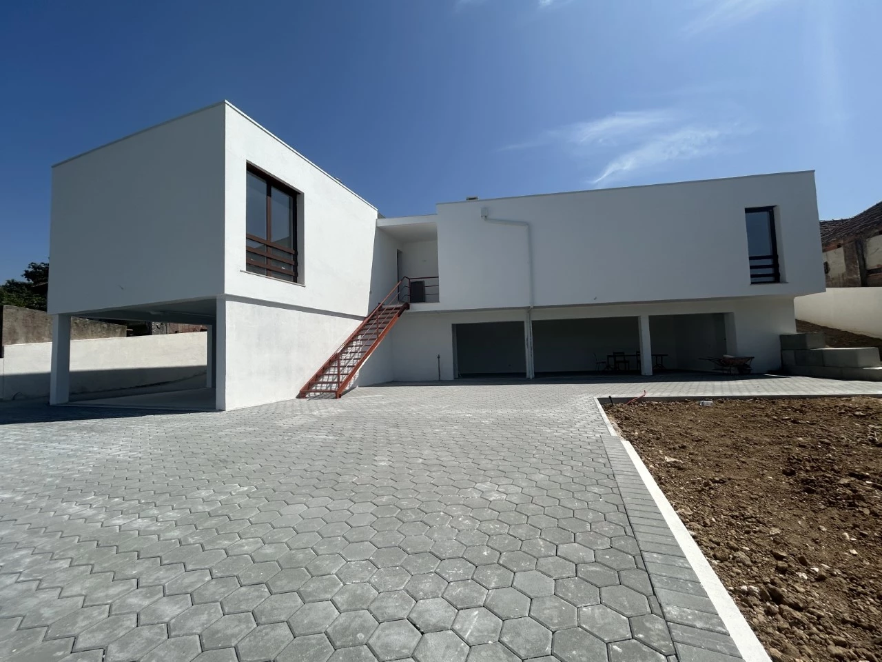 Magnifica moradia contemporânea em fase de acabamentos