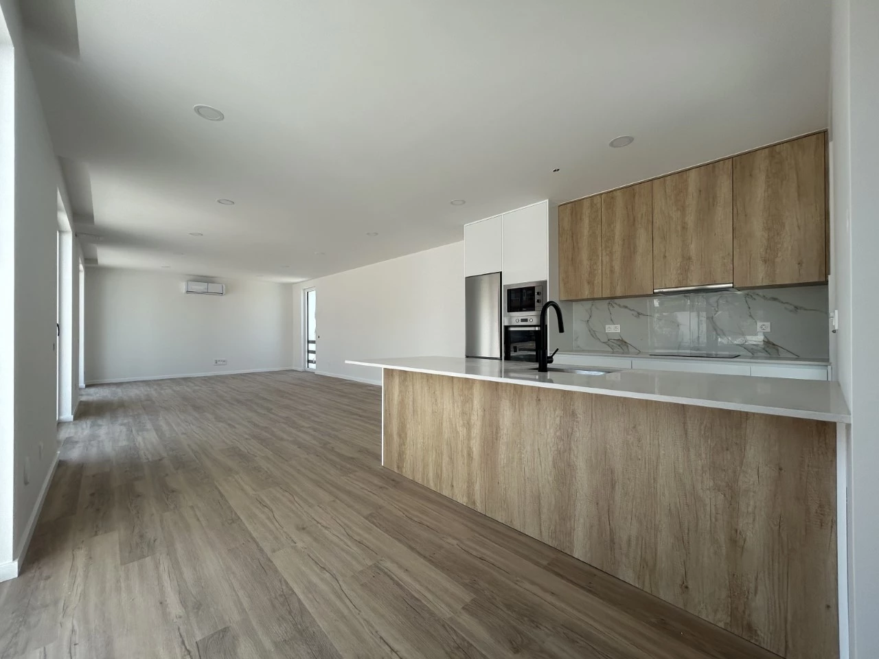 Magnifica moradia contemporânea em fase de acabamentos