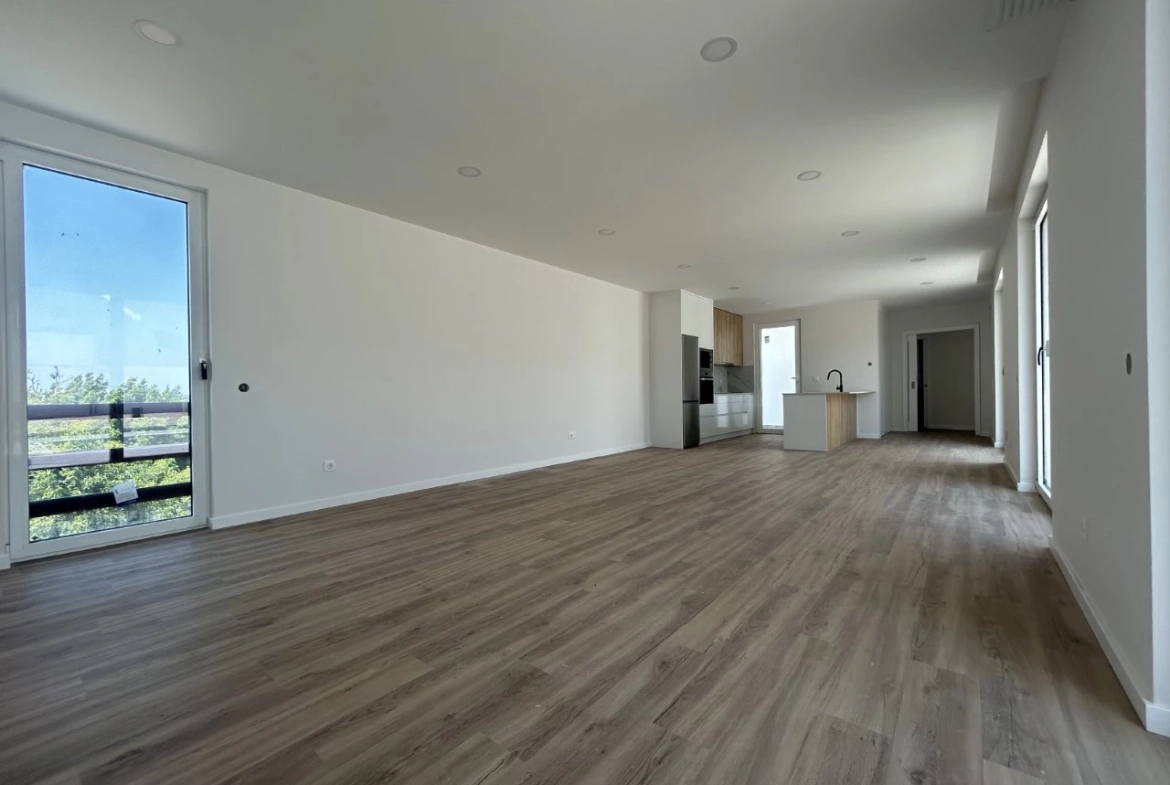 Magnifica moradia contemporânea em fase de acabamentos