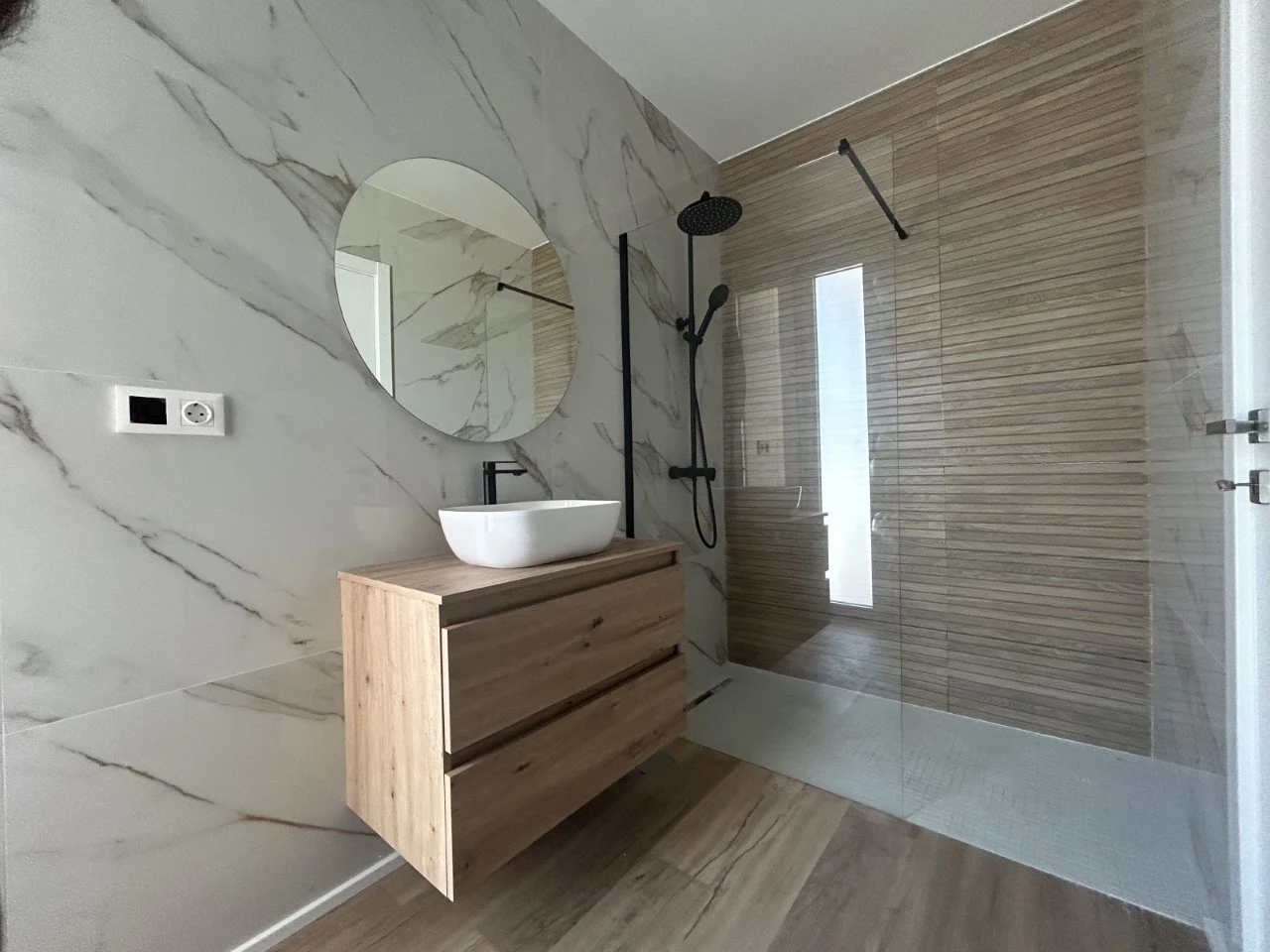 Magnifica moradia contemporânea em fase de acabamentos