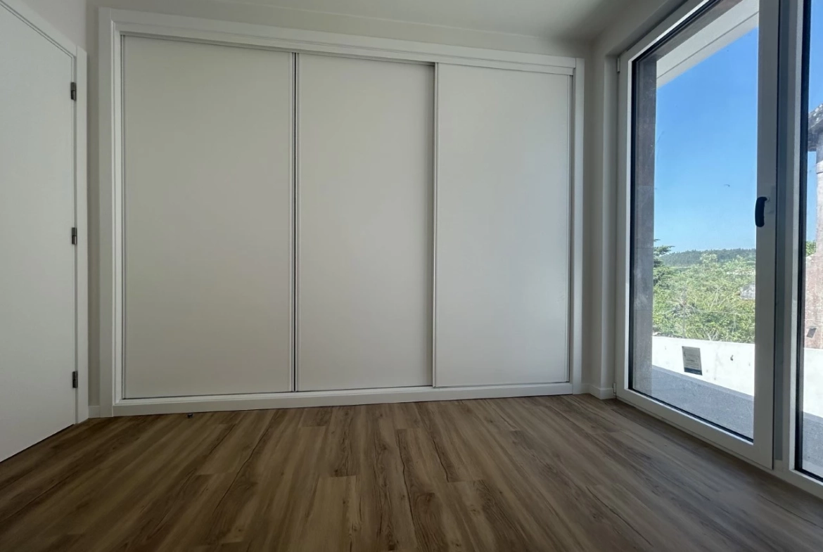 Magnifica moradia contemporânea em fase de acabamentos
