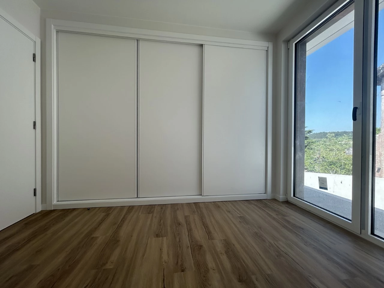 Magnifica moradia contemporânea em fase de acabamentos