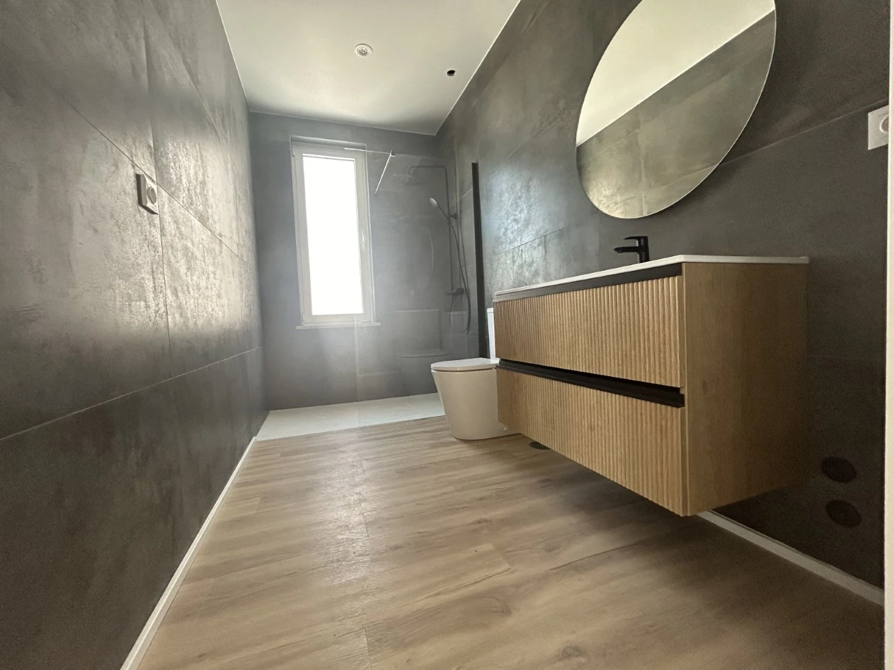 Magnifica moradia contemporânea em fase de acabamentos