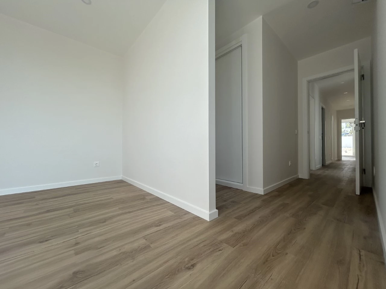 Magnifica moradia contemporânea em fase de acabamentos