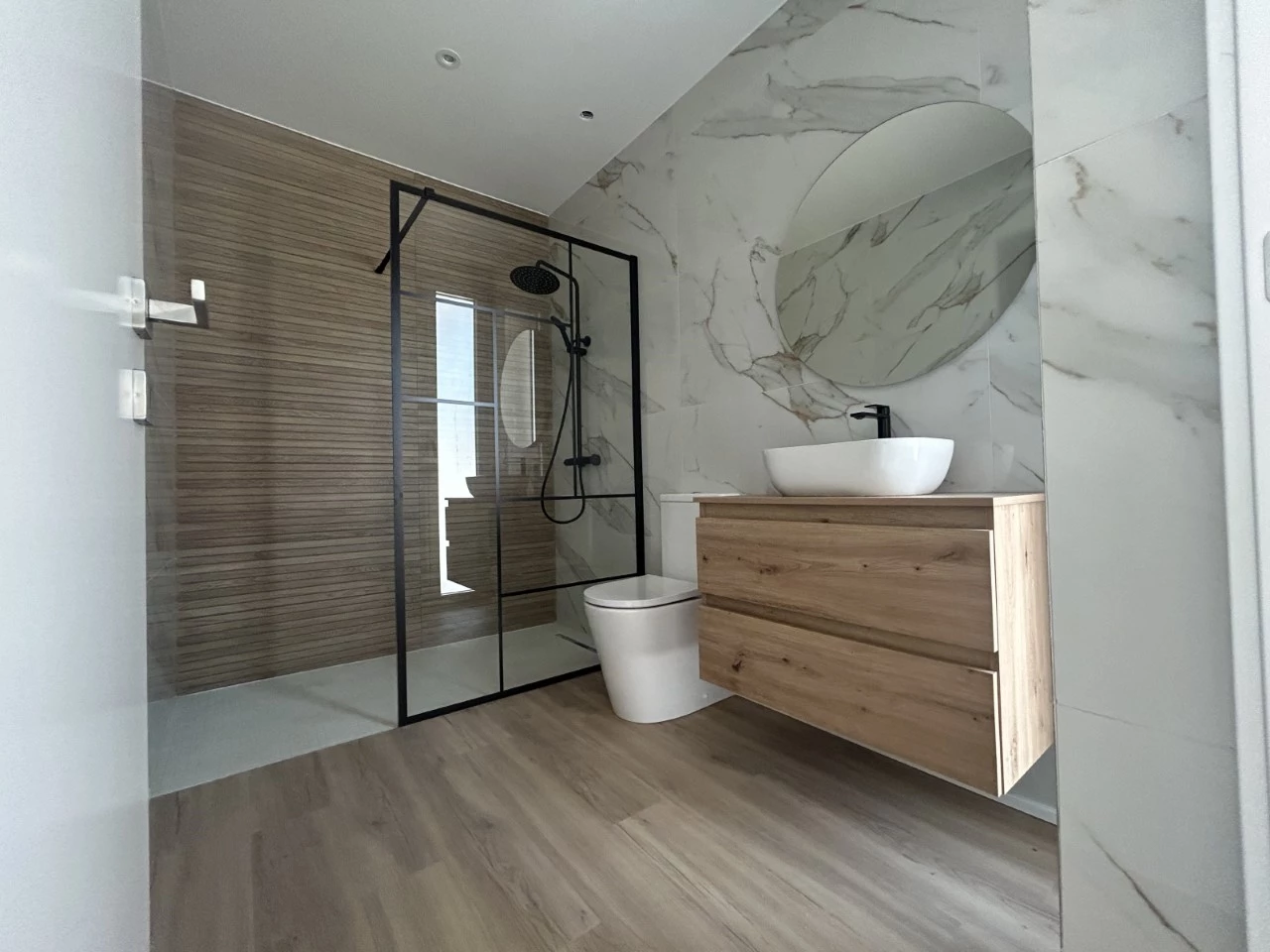 Magnifica moradia contemporânea em fase de acabamentos