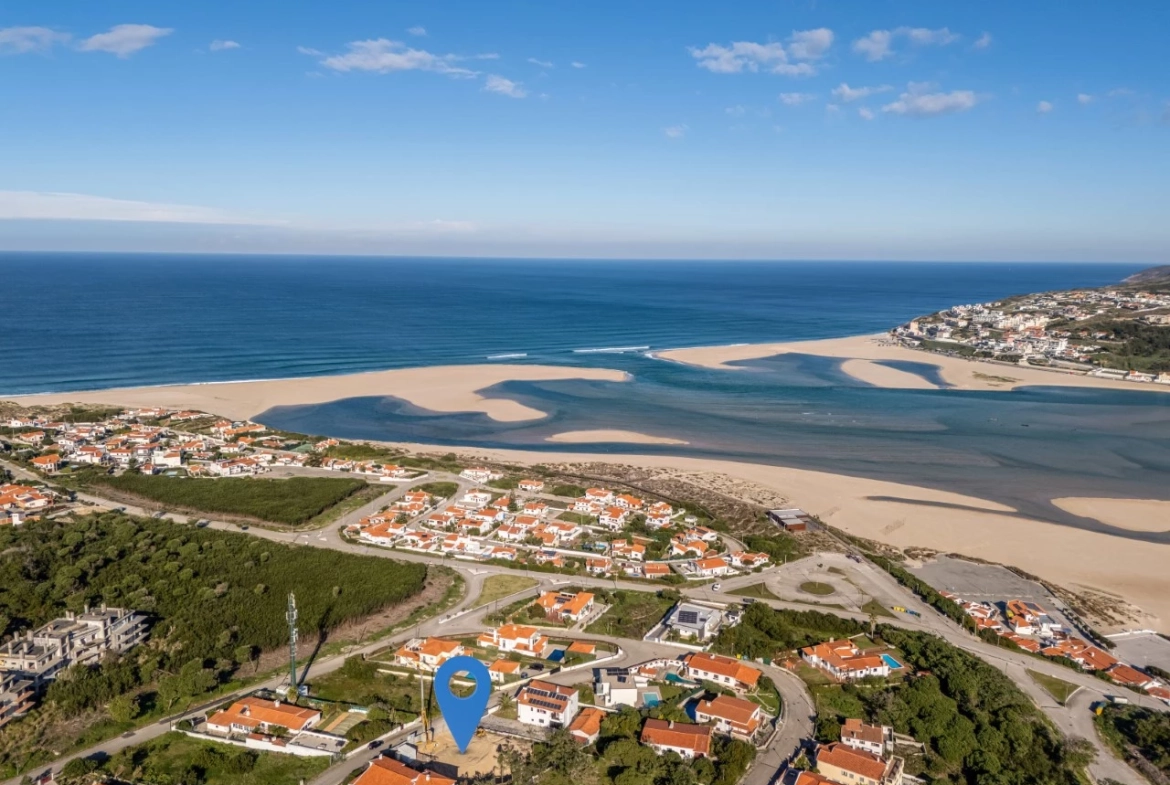 Moradia vista lagoa, praia e mar perto de vários campos de golfe