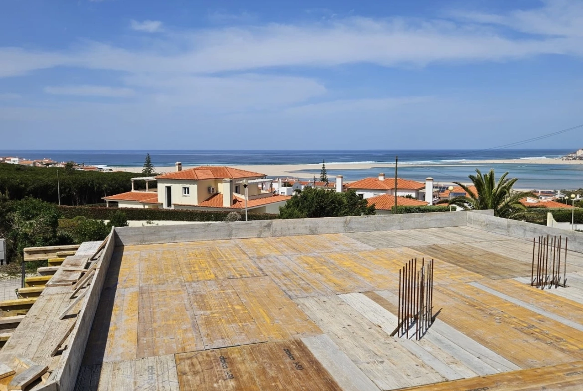 Moradia vista lagoa, praia e mar perto de vários campos de golfe