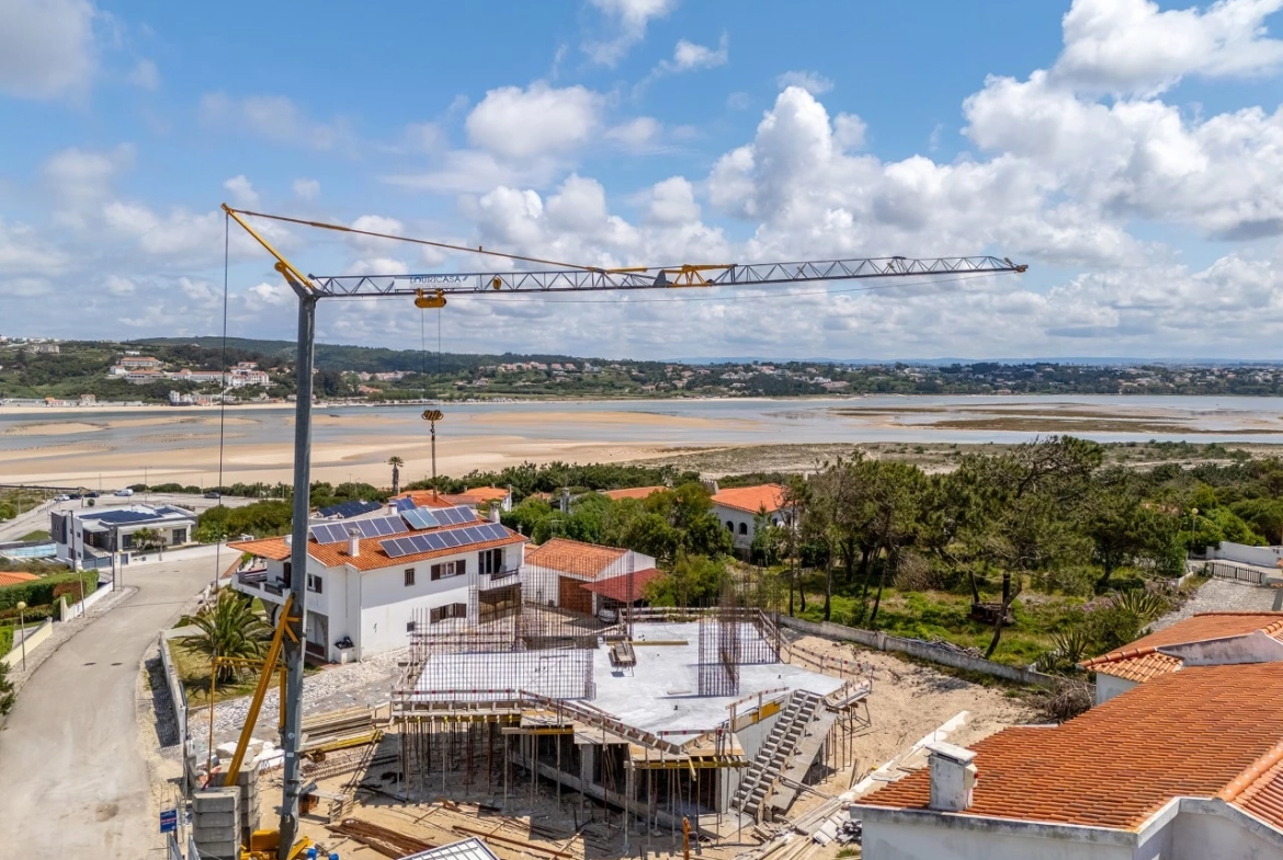 Moradia vista lagoa, praia e mar perto de vários campos de golfe