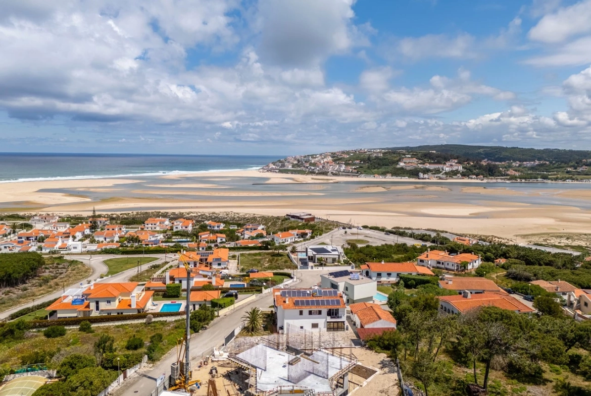 Moradia vista lagoa, praia e mar perto de vários campos de golfe