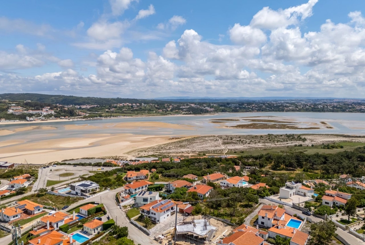 Moradia vista lagoa, praia e mar perto de vários campos de golfe