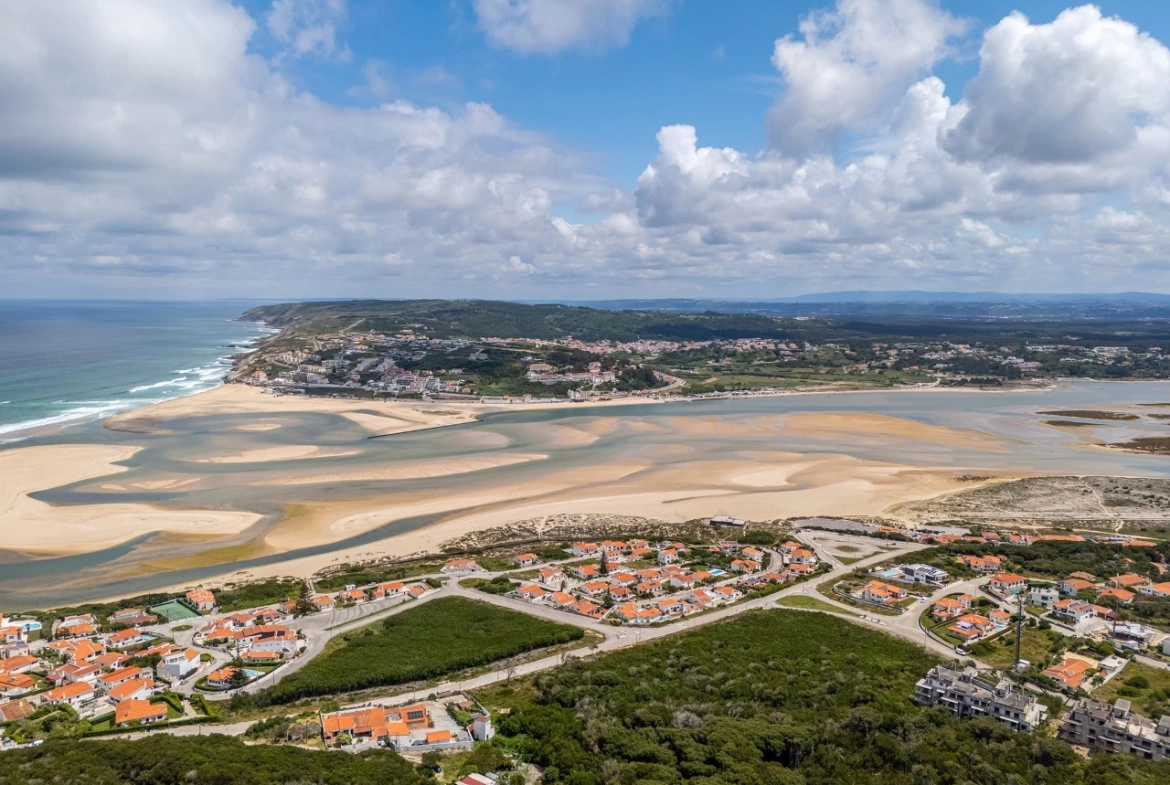 Moradia vista lagoa, praia e mar perto de vários campos de golfe