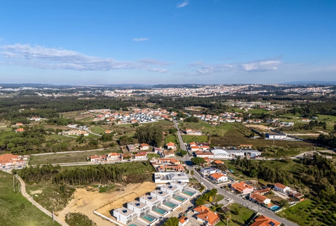 MORADIAS T3 NOVAS COM PISCINA A 5 MINUTOS DAS CALDAS DA RAINHA E DE ÓBIDOS