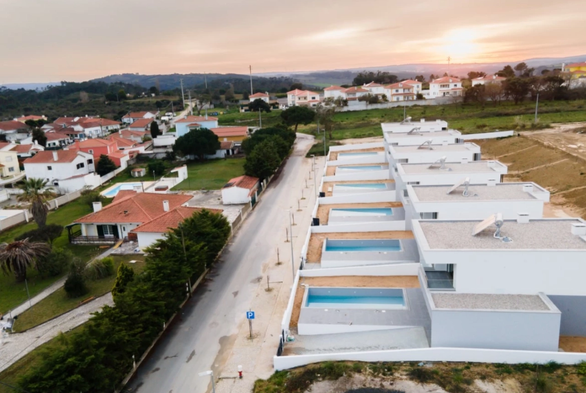 MORADIAS T3 NOVAS COM PISCINA A 5 MINUTOS DAS CALDAS DA RAINHA E DE ÓBIDOS