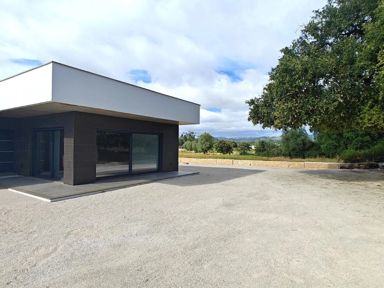ID5c6da001-0000-0500-0000-000015f53e73.jpg Moradia rodeada pela natureza e com vista para a serra