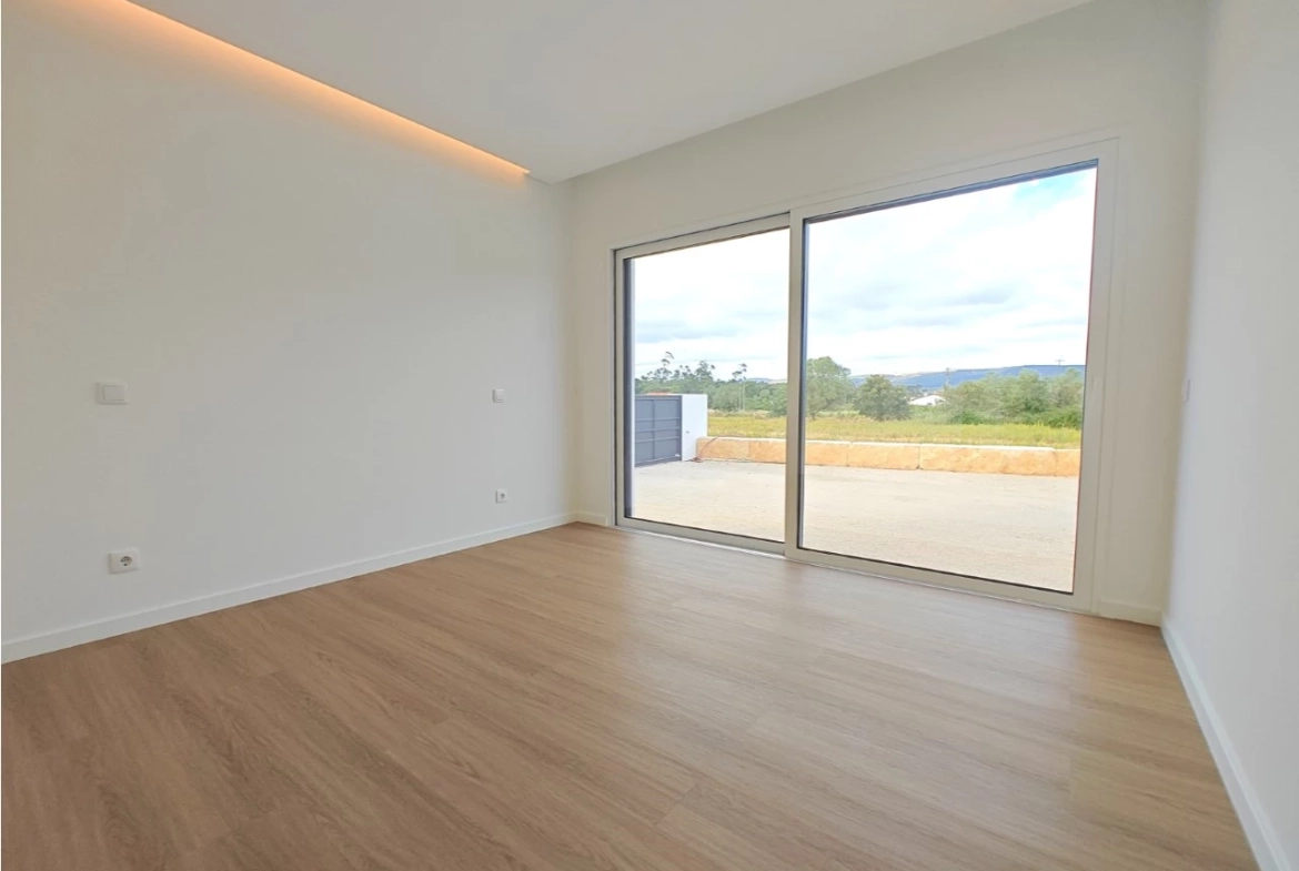 Moradia rodeada pela natureza e com vista para a serra