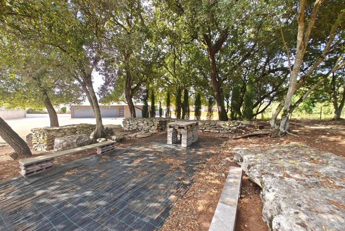 Moradia rodeada pela natureza e com vista para a serra