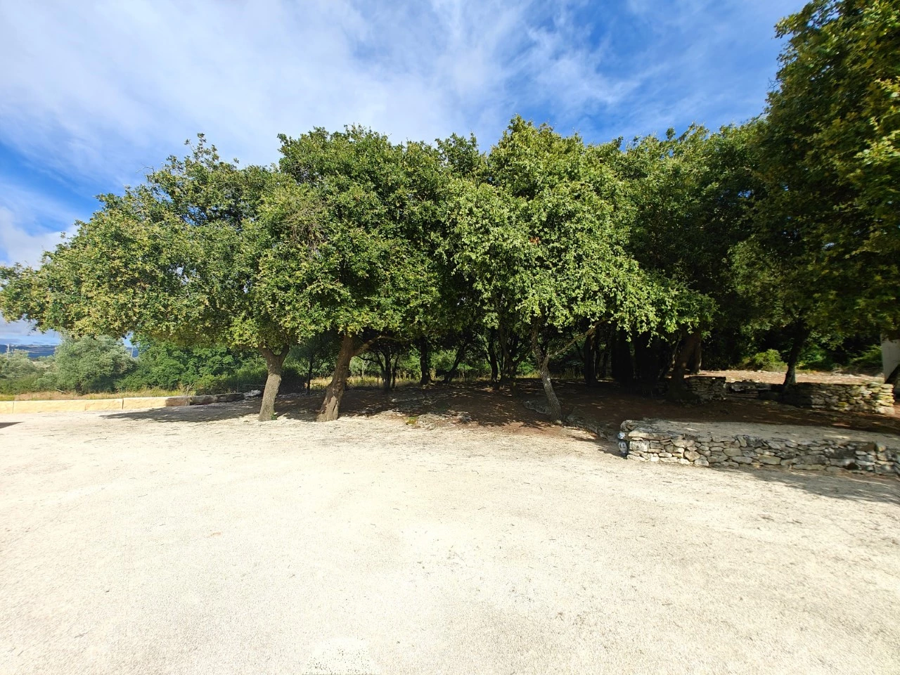 ID5c6da001-0000-0500-0000-000015f53eab.jpg Moradia rodeada pela natureza e com vista para a serra
