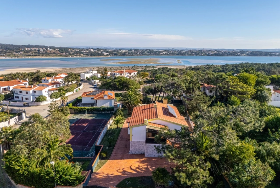 Moradia com vistas soberbas para a Lagoa de Óbidos e o mar