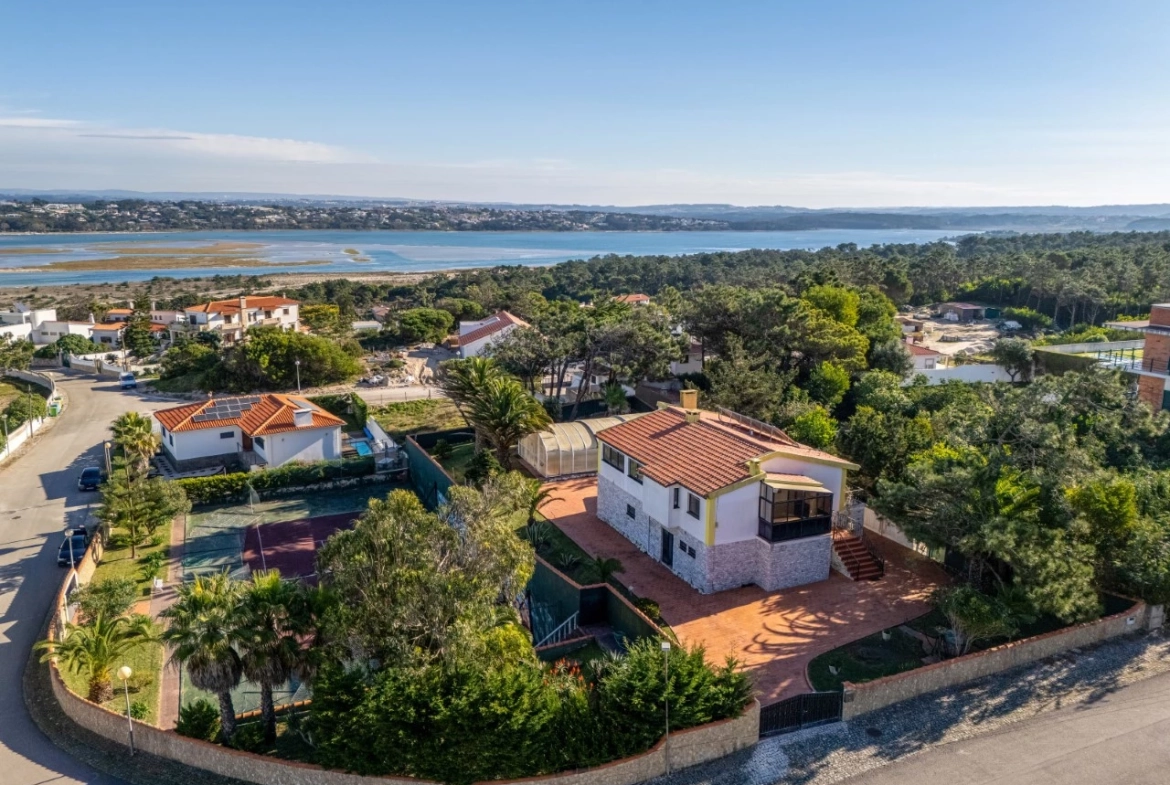 Moradia com vistas soberbas para a Lagoa de Óbidos e o mar