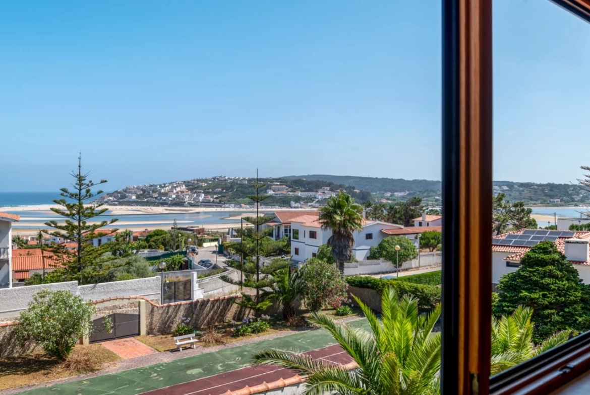 Moradia com vistas soberbas para a Lagoa de Óbidos e o mar