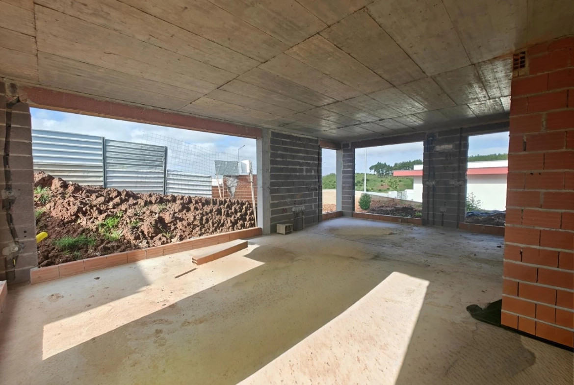 Moradia nova com piscina em zona privilegiada