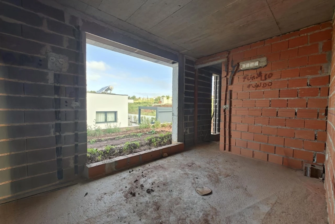Moradia nova com piscina em zona privilegiada