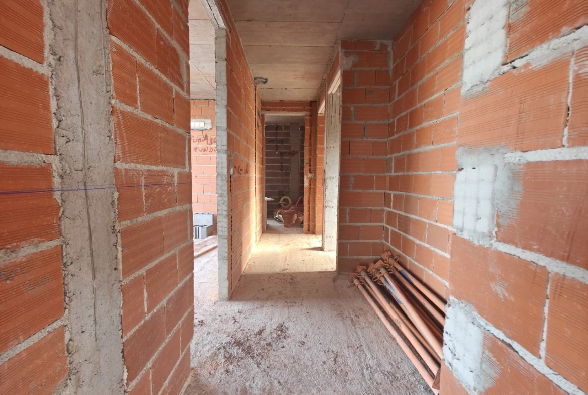 Moradia nova com piscina em zona privilegiada