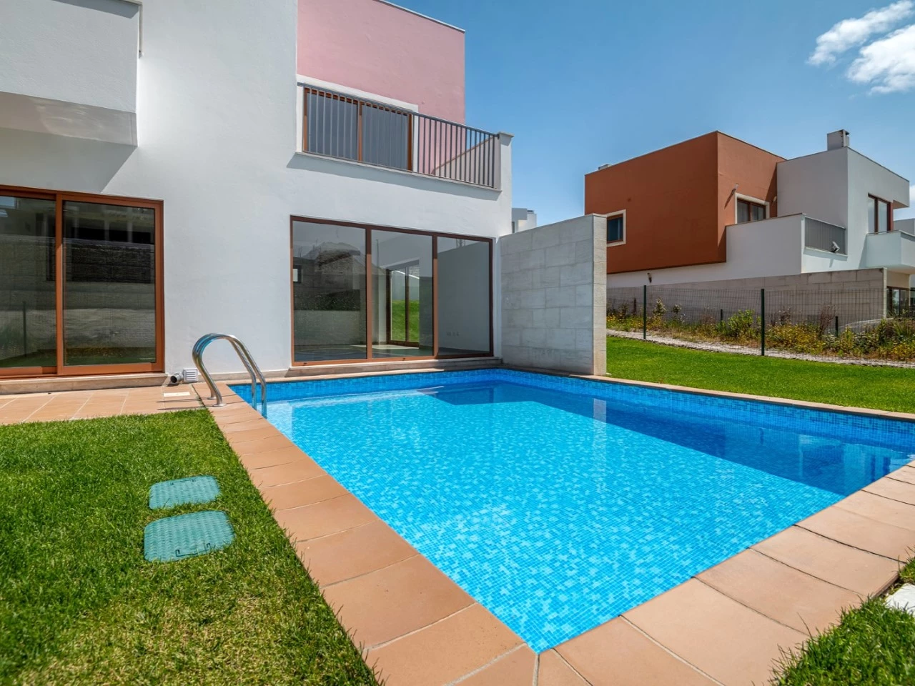 ID16039b01-0000-0500-0000-000015cf1ec5.jpg Moradia com piscina próxima de vários campos de golfe e da Lagoa de Óbidos
