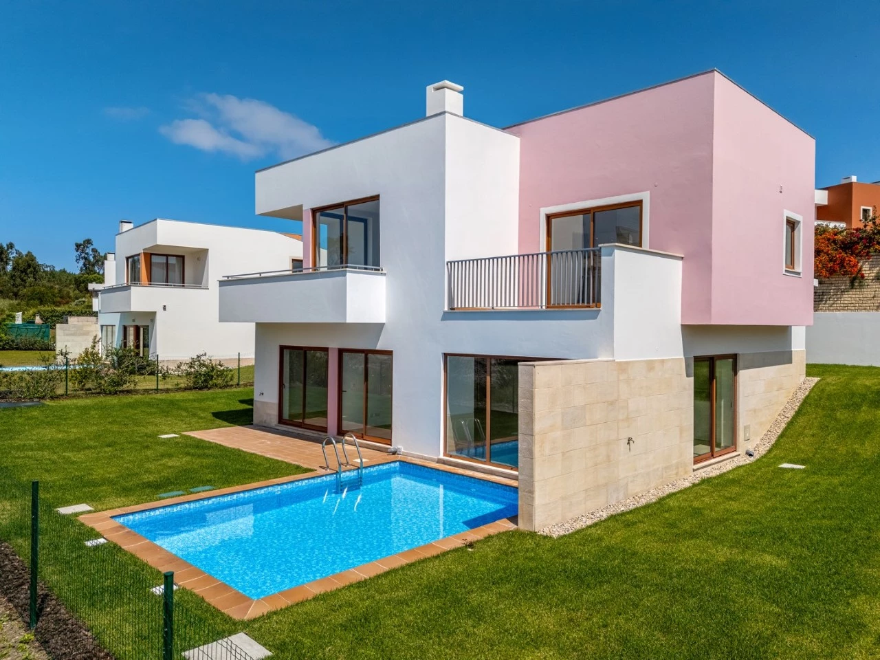 ID16039b01-0000-0500-0000-000015cf1ecf.jpg Moradia com piscina próxima de vários campos de golfe e da Lagoa de Óbidos