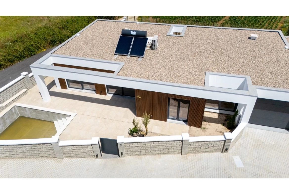 Moradia térrea com 3 quartos perto das praias