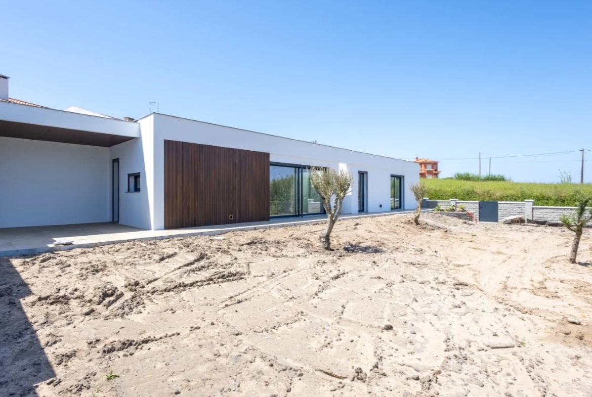 Moradia térrea com 3 quartos perto das praias