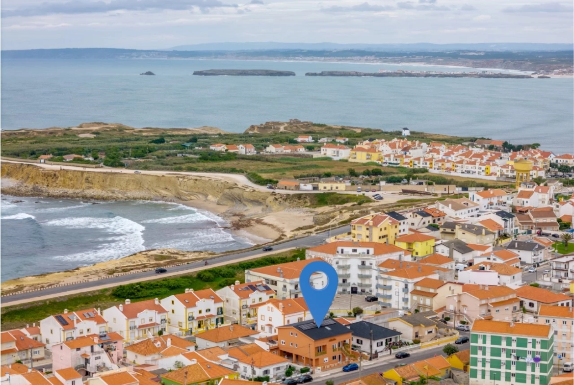 Moradia dividida em 4 apartamentos, ideal para alojamento local a 100m da praia