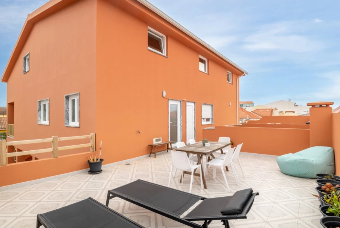Moradia dividida em 4 apartamentos, ideal para alojamento local a 100m da praia