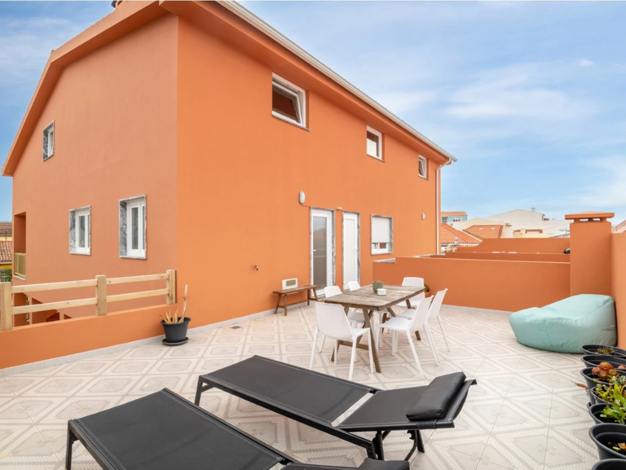 ID90107f01-0000-0500-0000-0000135dd5e6.jpg Moradia dividida em 4 apartamentos, ideal para alojamento local a 100m da praia