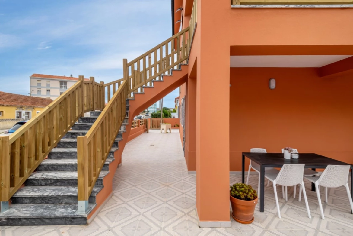 Moradia dividida em 4 apartamentos, ideal para alojamento local a 100m da praia