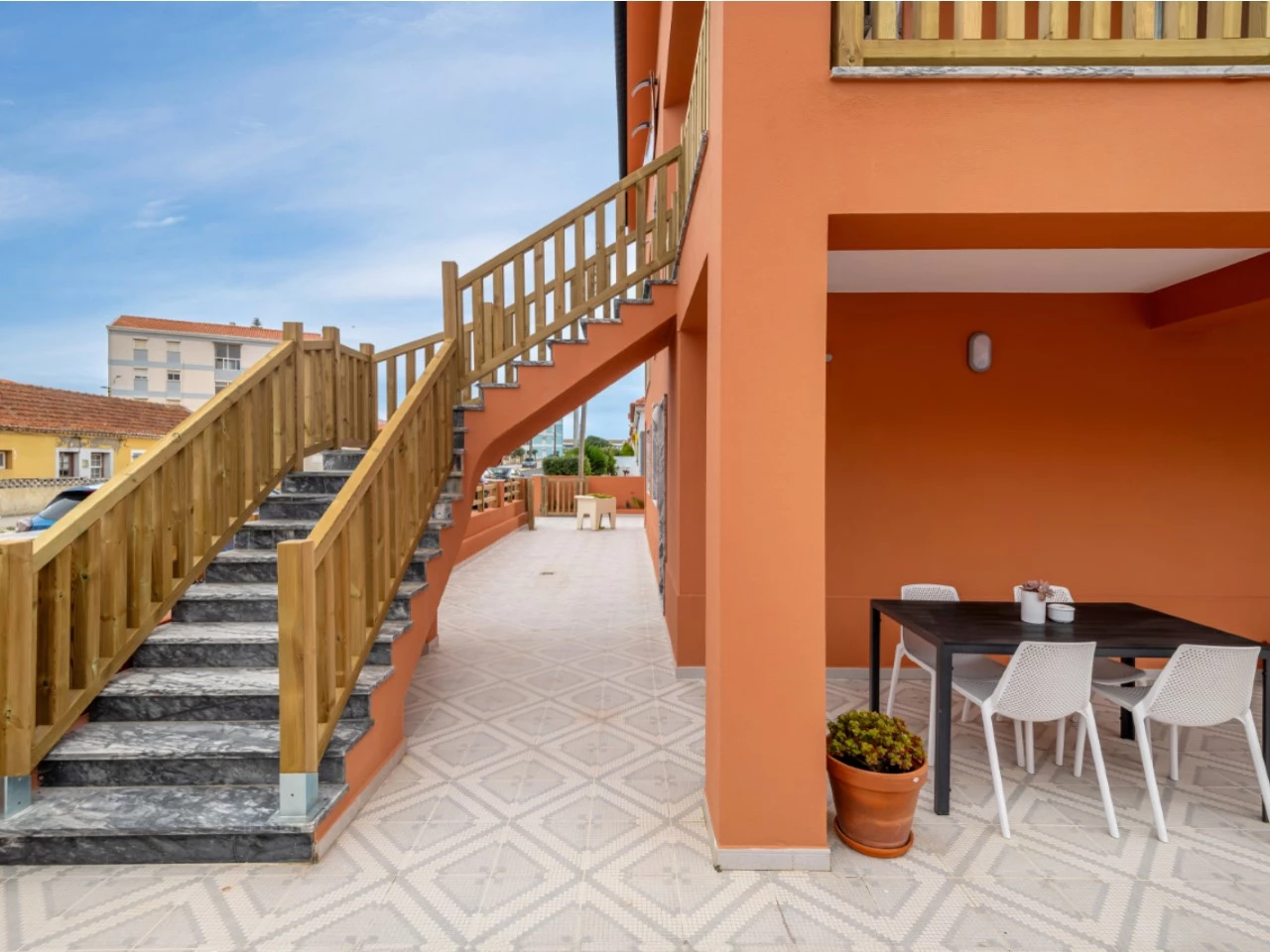ID90107f01-0000-0500-0000-0000135dd5e7.jpg Moradia dividida em 4 apartamentos, ideal para alojamento local a 100m da praia