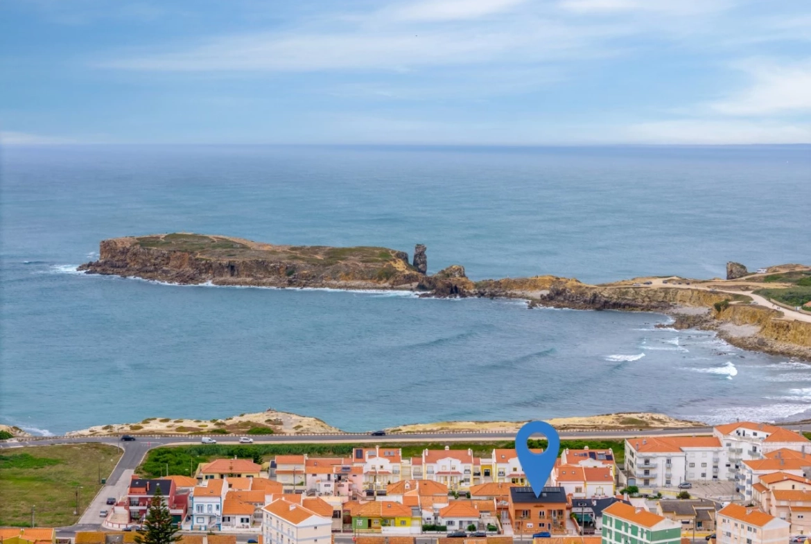 Moradia dividida em 4 apartamentos, ideal para alojamento local a 100m da praia