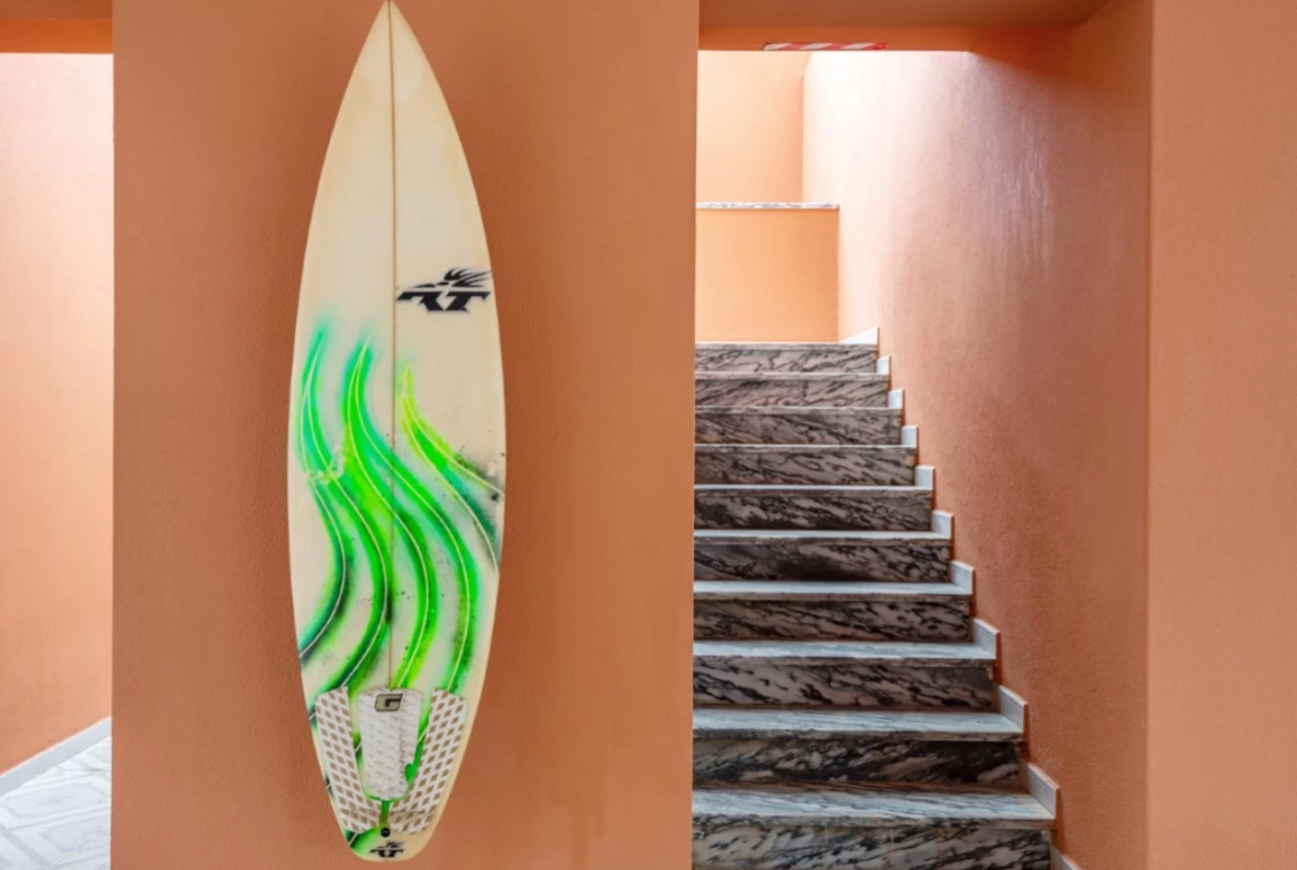 Moradia dividida em 4 apartamentos, ideal para alojamento local a 100m da praia