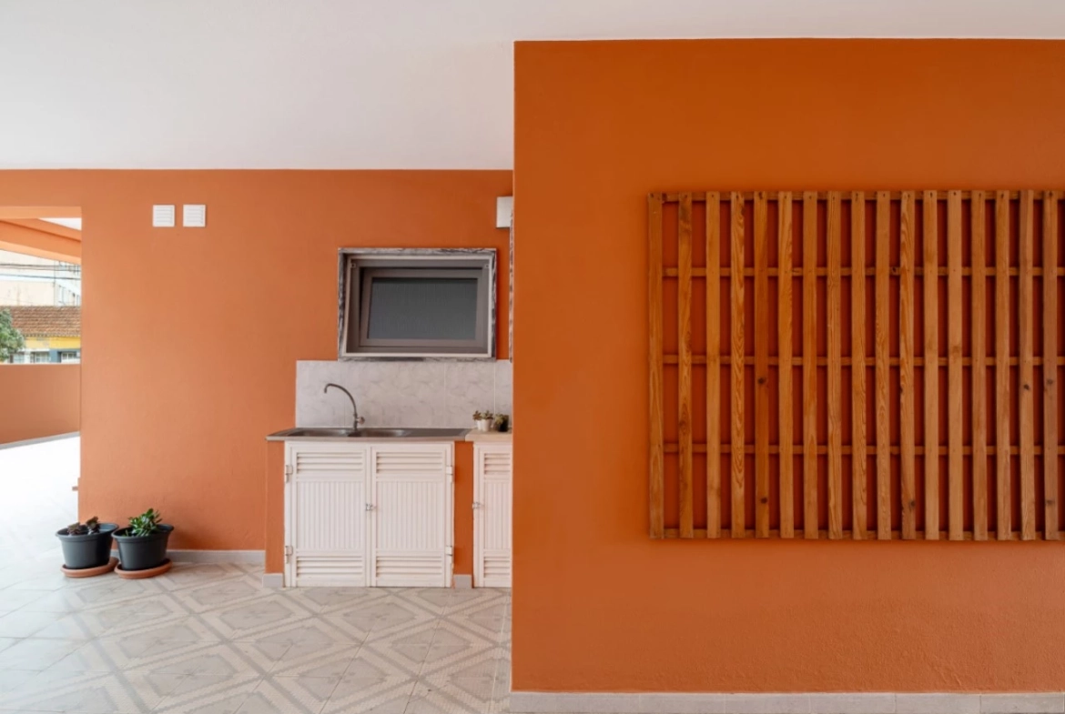 Moradia dividida em 4 apartamentos, ideal para alojamento local a 100m da praia