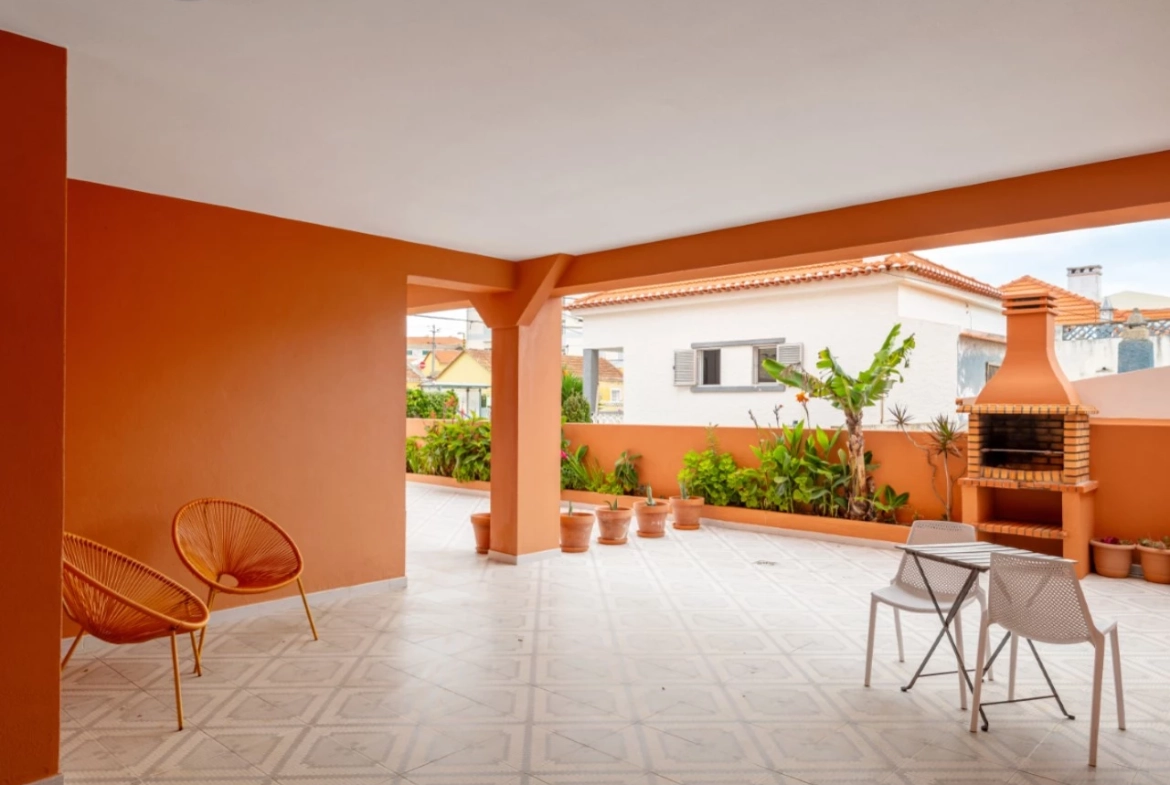 Moradia dividida em 4 apartamentos, ideal para alojamento local a 100m da praia